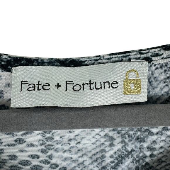 Fate & Fortune Black Gray Snakeskin Print 3/4 Sleeve V-Neck Blouse Size L - Picture 5 of 5